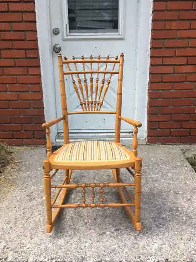 Très Jolie Petite Chaise Berçante Antique Vintage, View more