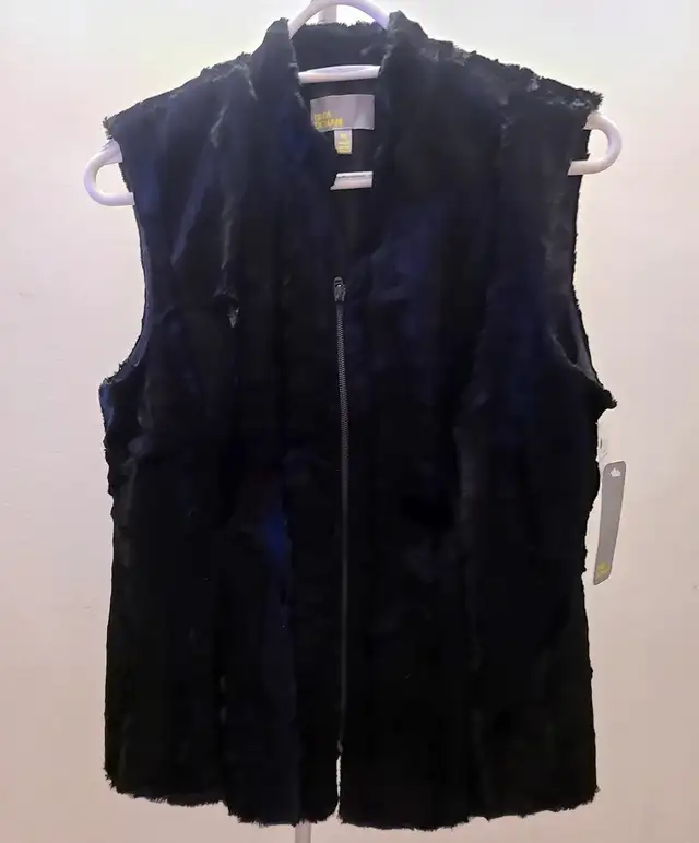 NWT - Linea Domani - (Size M) Faux Fur Sleeveless Women's Jacket in Women's - Tops & Outerwear in City of Toronto - Image 2