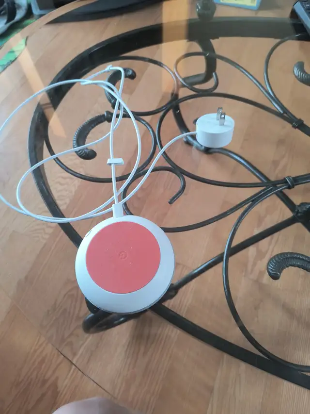 Google Home speaker barely used in General Electronics in Markham / York Region - Image 3