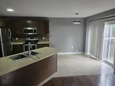 Private Room for Female at Brampton. Rent $475 Include Utilities & Wifi. Available from 1st of June