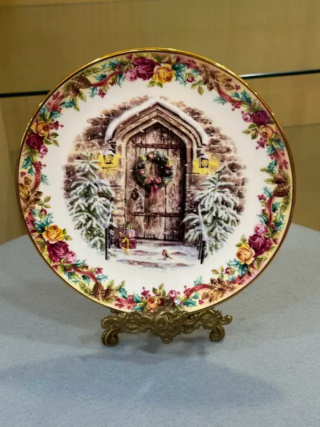 $99 for 4 Christmas plates Royal AlbertBone China Made in Englan in Arts & Collectibles in Oakville / Halton Region - Image 5