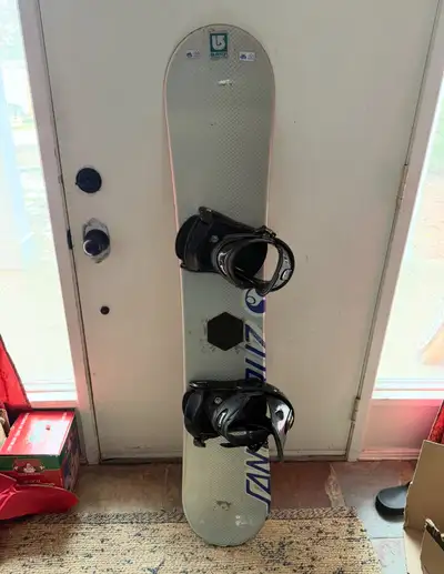 Selling a Santa Cruz snowboard with Burton Freestyle bindings, a fantastic setup for hitting the slo...