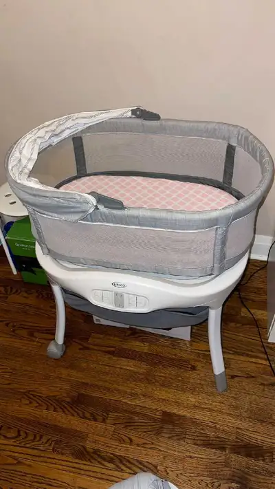 Graco Sense2Snooze Bassinet with Cry Detection – Grey In excellent condition. From a smoke-free, pet...
