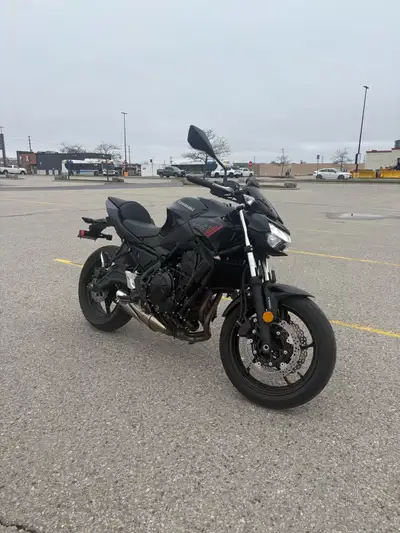Low km, no accidents, garage kept 2021 Kawasaki Z650. Selling my Z650 with only 1,400 km, the bike i...