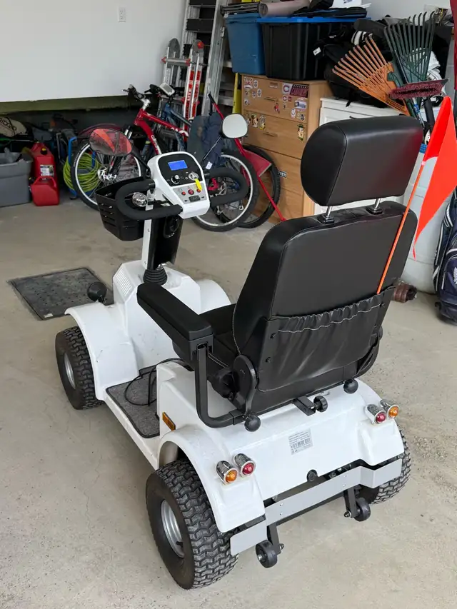 White Quadriporteur63782627176833123