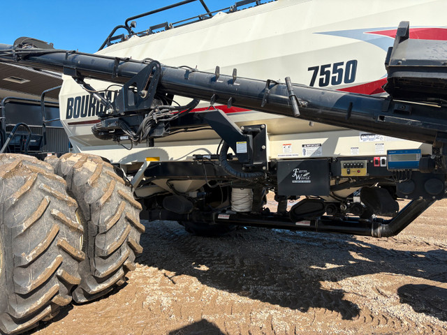 Bourgault 7550 in Farming Equipment in Saskatoon - Image 2