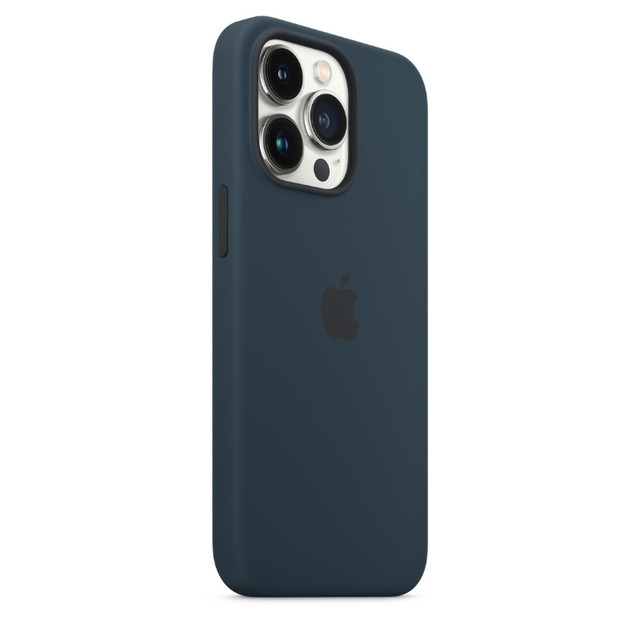 iPhone 13 Pro Case Silicone MagSafe dans Accessoires pour portables  à Ouest de l’Île - Image 3
