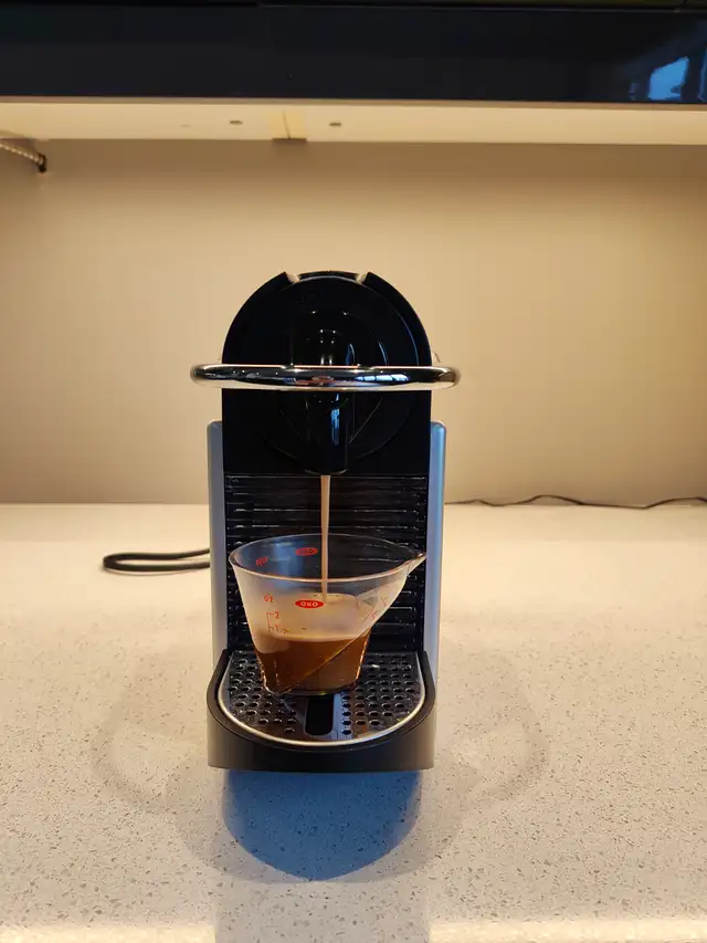 Nespresso Pixie Espresso Machine in Coffee Makers in Ottawa - Image 2