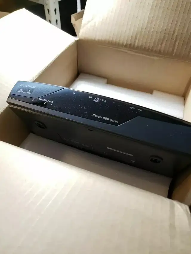 Cisco 877-SEC-K9 4-Port 10/100 Wired Router – NEW ($32.00)63694106985345121