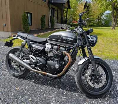 Triumph speed twin avec pots d'échappement Vince&hanes, petite lumière clignotante avant et arrière...