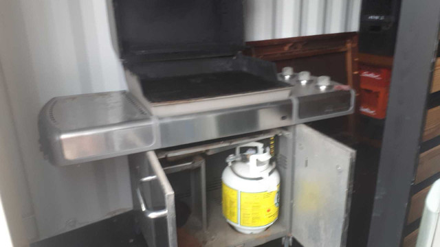 Weber Genesis Propane BBQ in BBQs & Outdoor Cooking in Chatham-Kent - Image 2