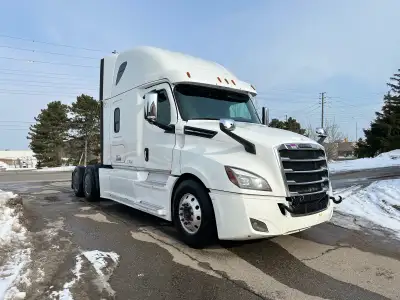 Selling my personal truck 2019 Freightliner Cascadia 1,078,000 kms / 13,828 engine hours New Nox sen...