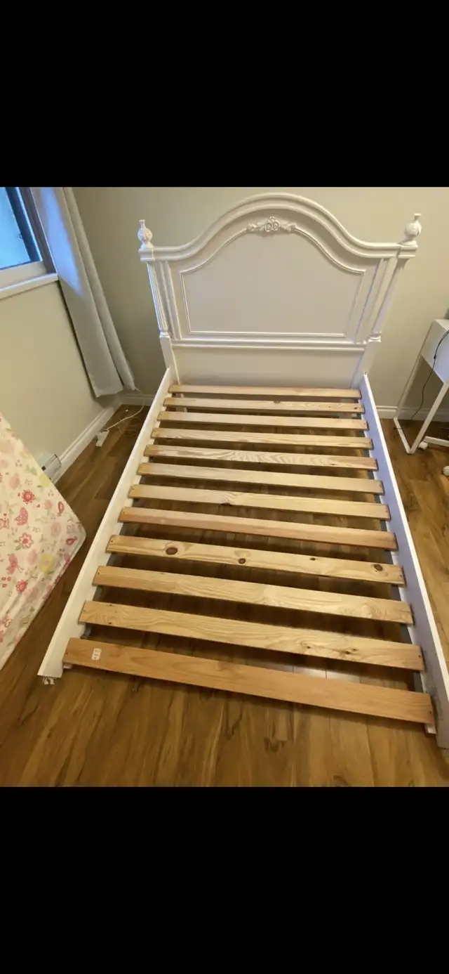 Isabella Low Post Panel Bed with Headboard & Footboard in Beds & Mattresses in Richmond - Image 3