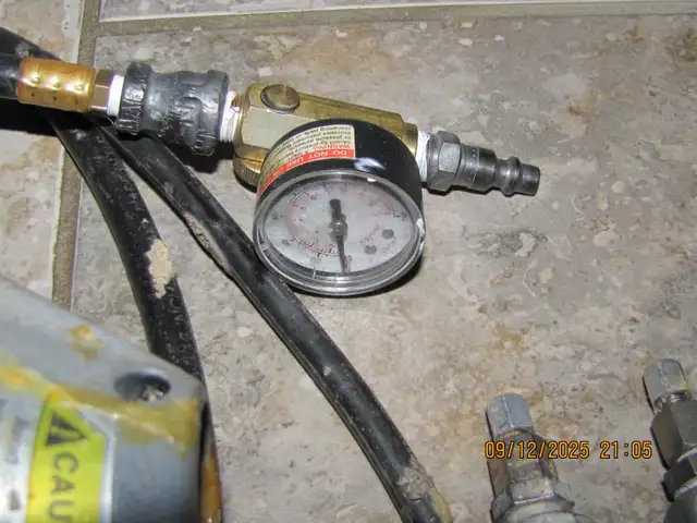 3M JET WELD 2 HOT GLUE TOOL in Hand Tools in Norfolk County - Image 6