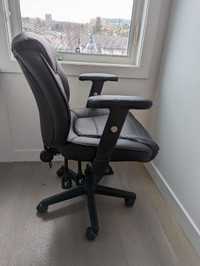 Like-New Staples Kendros Task Chair - Ideal for Comfortable Work