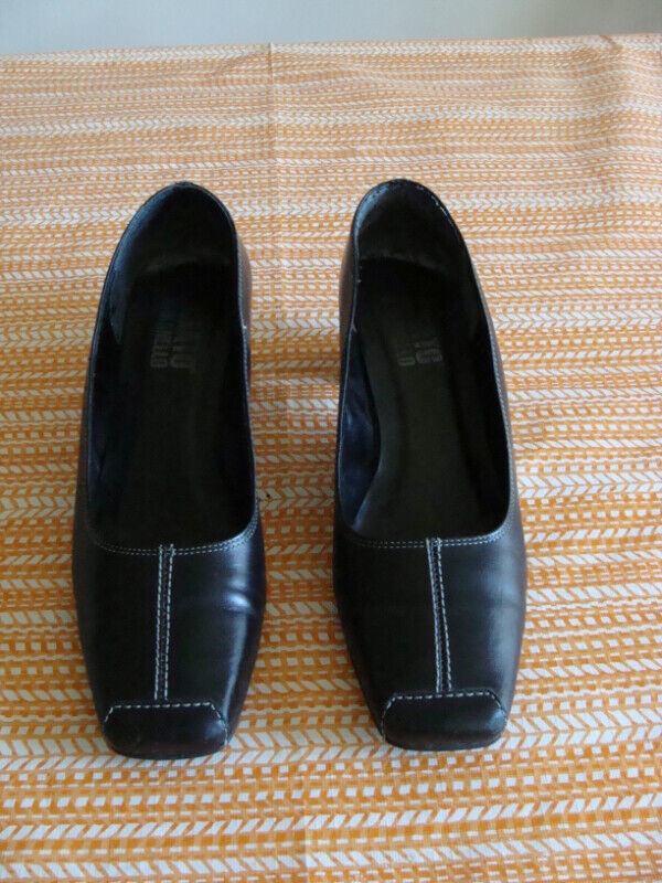Chaussures pour dame en cuir noir - pointure 7 1/2 dans Femmes - Chaussures  à Ville de Montréal - Image 4