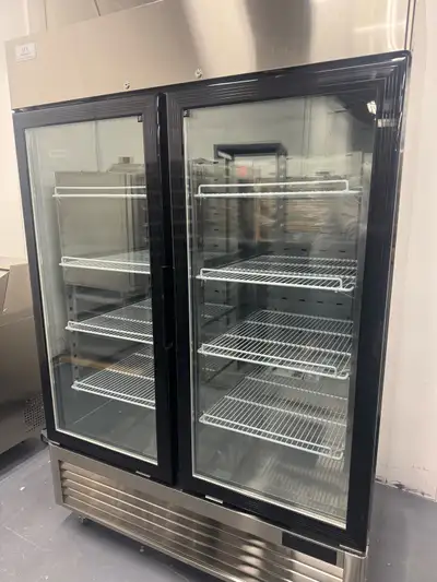 SFE Commercial Freezer This unit is perfect for businesses needing reliable cold storage. Here are s...