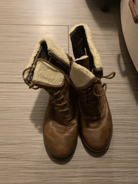 Tan boots with fur 