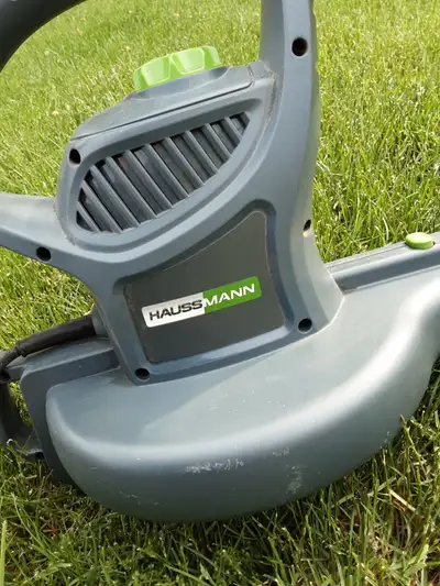 Corded Haussmann leaf blower. Excellent condition with very powerful air flow.