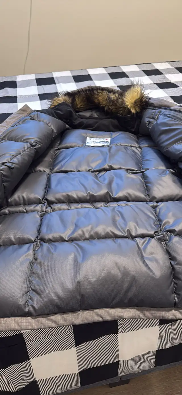 Quartz Men’s winter parka - Large in Men's in Strathcona County - Image 5