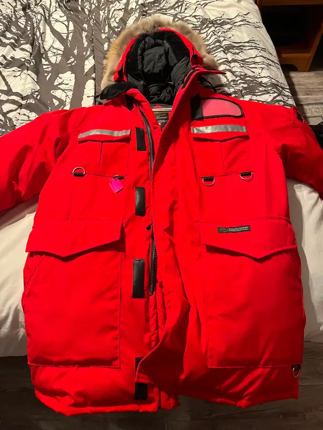 Canada Goose Resolute Parka in Men's in St. Albert - Image 4