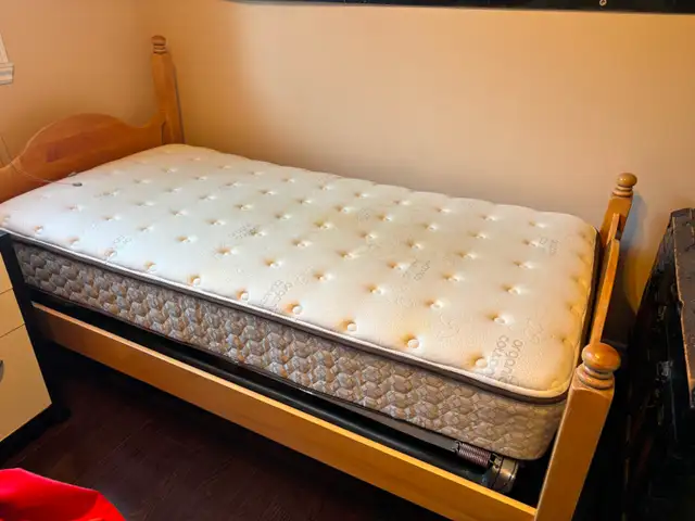 Lit simple en bois in Beds & Mattresses in Laval / North Shore - Image 6