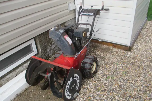 26 inch DELUX DUAL STAGE 8 HP SNOW BLOWER in Snowblowers in Regina - Image 4