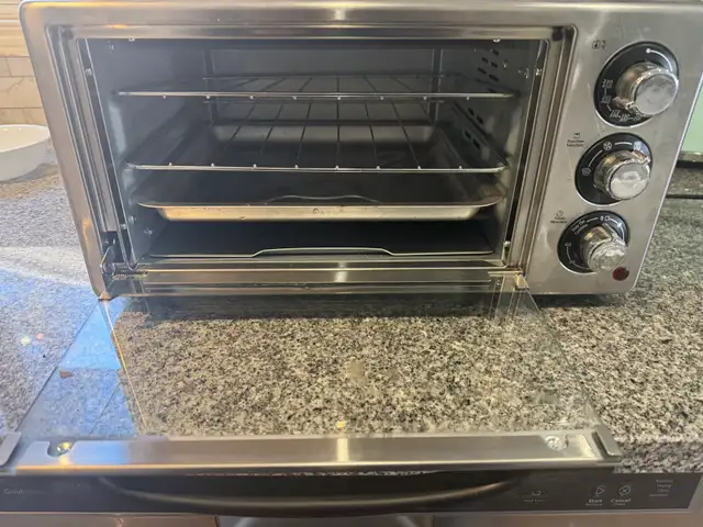 Oster 6-Slice Convection Counter Oven in Toasters & Toaster Ovens in Markham / York Region - Image 6