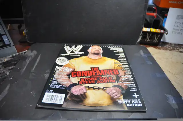 Wwe wrestling magazine program 2007 CHOOSE FROM THE LIST BELOW in Arts & Collectibles in Victoriaville - Image 9