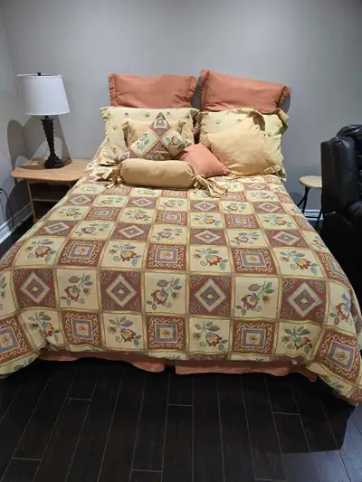 Couvre lit avec 8 coussins, View more