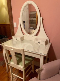 Vanity table with mirror and glass table cover