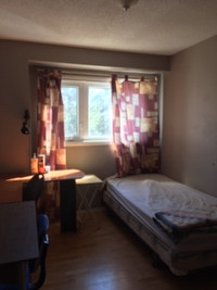 one 2nd floor room available now- 5 mins walk to university