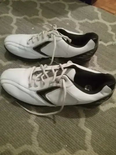 Callaway golf shoes. Excellent condition. Bairly used. Size 9.5 mens