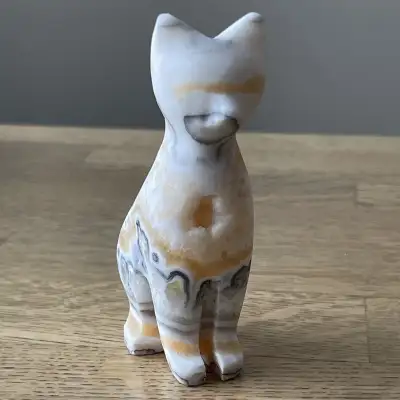 Aprox. Size: 10cm x 5cm (4” x 2”) By helping to clear chaotic or heavy energies, Zebra Calcite can c...