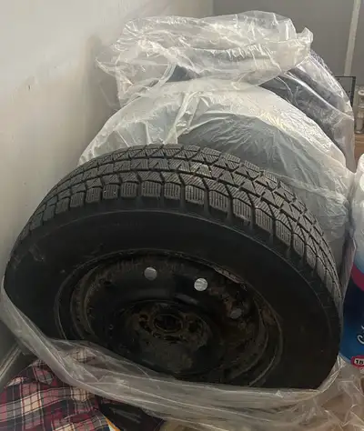 A vendre: 4 pneus Bridgestone Blizzak 215/65R16 montés sur jantes. État: usagé en très bon état Spéc...