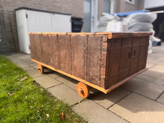 Antique wood trunk in Coffee Tables in City of Toronto - Image 3
