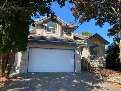 Beautiful 4 bedrooms + 1 den, 2.5 bathrooms for rent