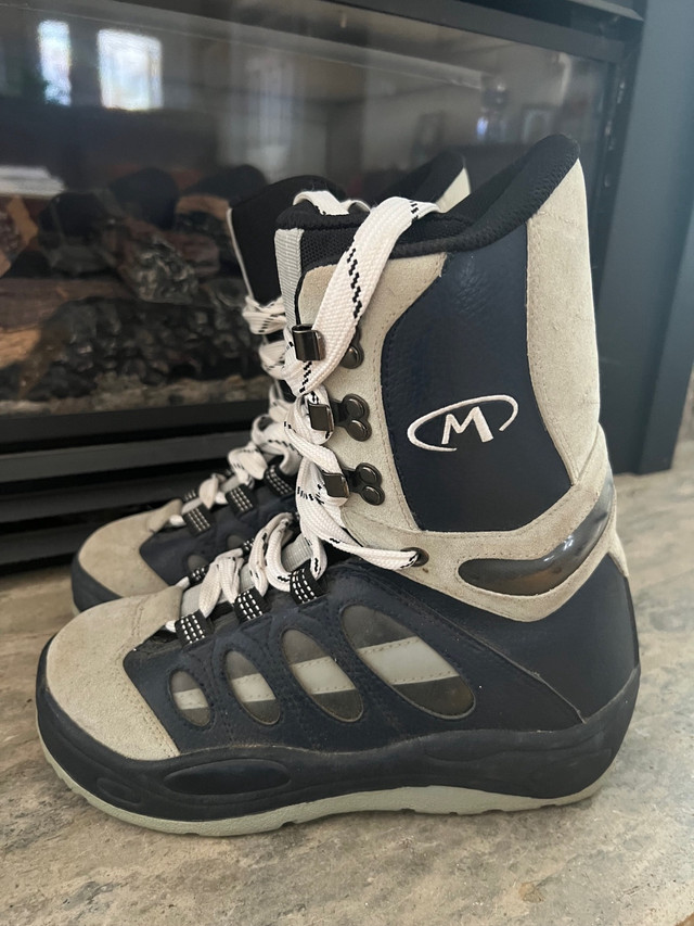 Men’s Snowboard Boots Size 7  in Snowboard in Kingston