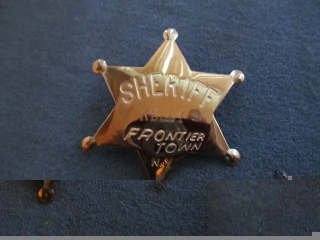 2 VINTAGE FRONTIER TOWN SHERIFF BADGES-1950'S-NEW YORK-CLEAN! in Arts & Collectibles in Laval / North Shore - Image 6