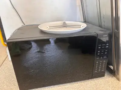 This pre-owned Wolf microwave is a powerful kitchen essential ready for a new home. It is in excelle...