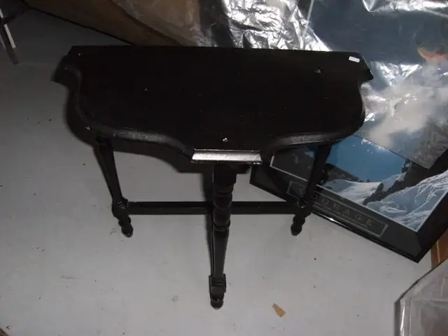 Deux petites tables demi-lunes antiques in Arts & Collectibles in Edmundston - Image 3