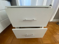 Two Drawer Nightstand Blanc/Table de nuit 2 tiroirs blanc