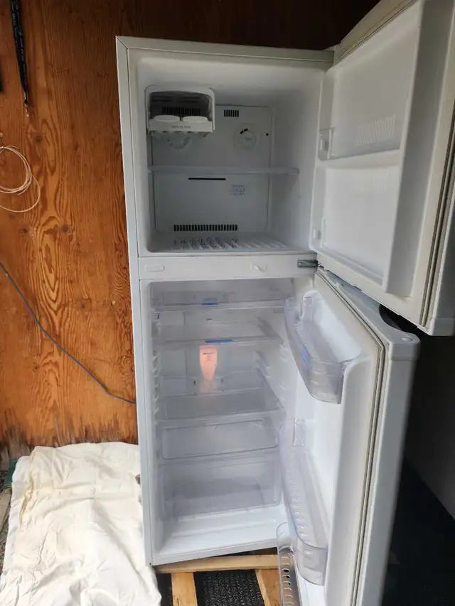 réfrigérateur  LG petit format 22x48haut in Refrigerators in Sherbrooke - Image 3
