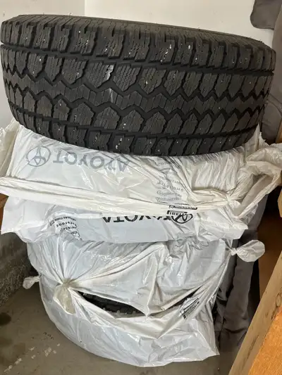 Selling a set of four Tacoma winter tire with rim, perfect for the next winter season. Size: 265/65/...