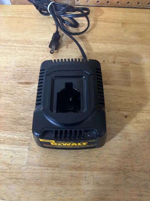 DeWalt Battery Charger in Power Tools in Barrie - Image 2
