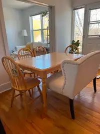 Table en bois massif avec 4 chaises et une banquette