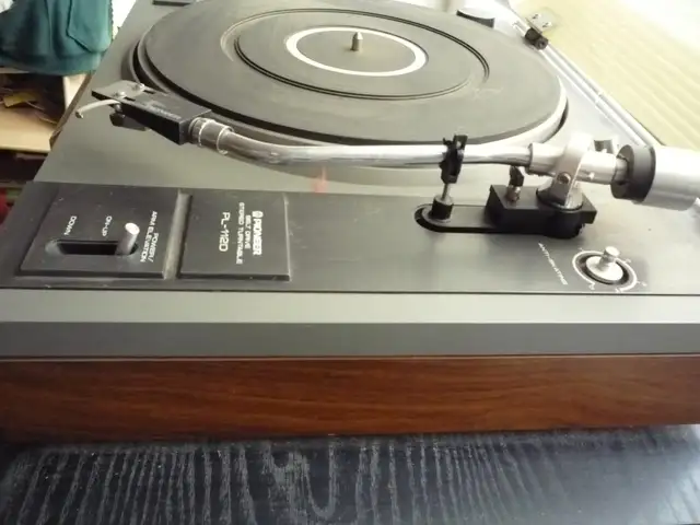 Gently used PIONEER Stereo Turntable & much more selling b130 in General Electronics in City of Toronto - Image 3