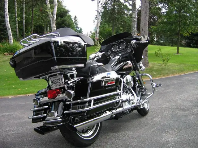 Harley FLHTCI 2006 in Touring in Laurentides - Image 2
