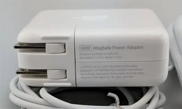 Apple 60W MagSafe Power Adapter in Laptop Accessories in Oakville / Halton Region - Image 4