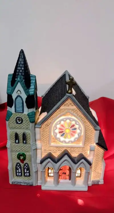 VINTAGE Lefton PORCELAIN CHRISTMAS LIGHTED BRICK CHURCH c1985, View more